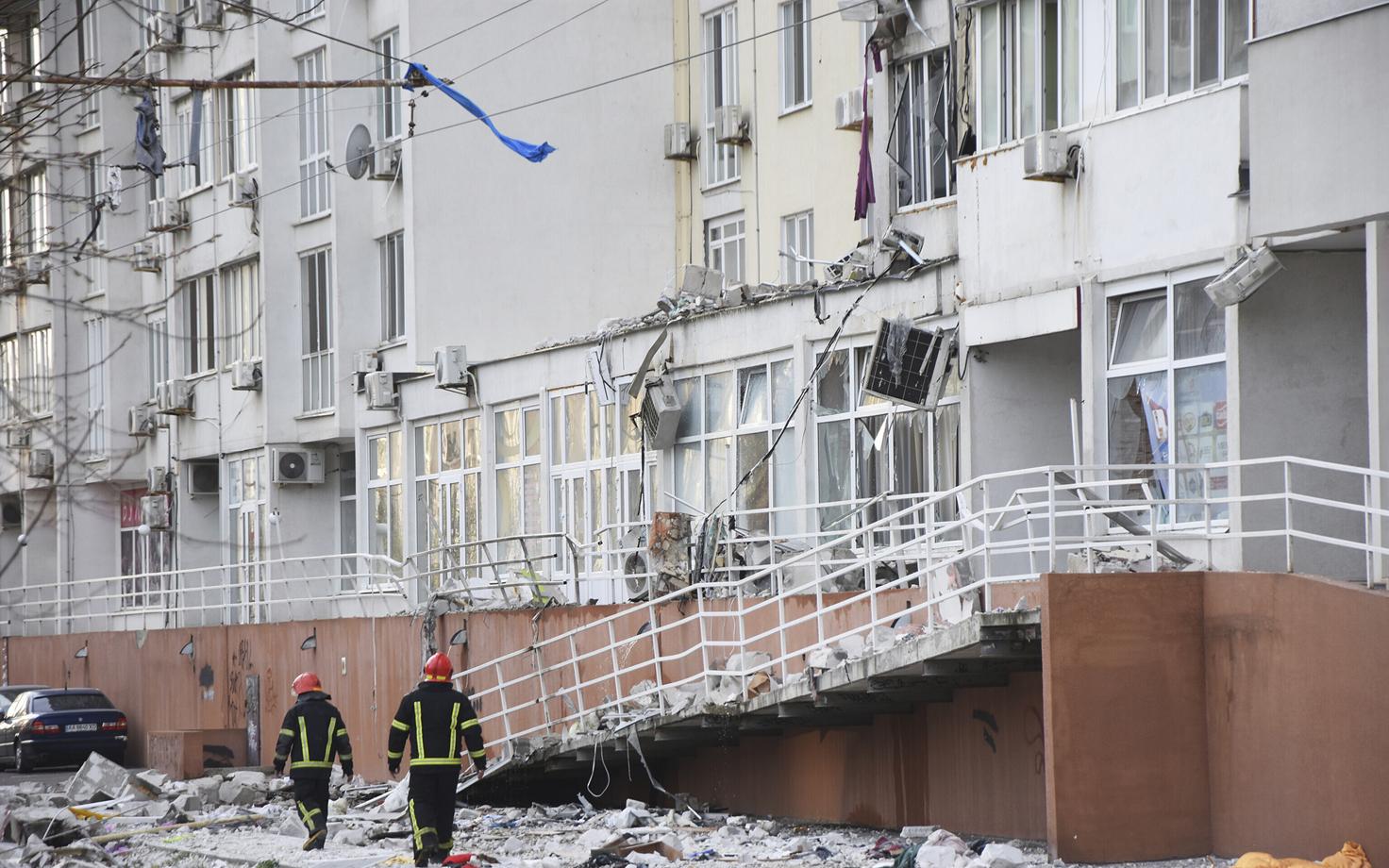Odessas laupäeval raketitabamuse saanud elumaja.