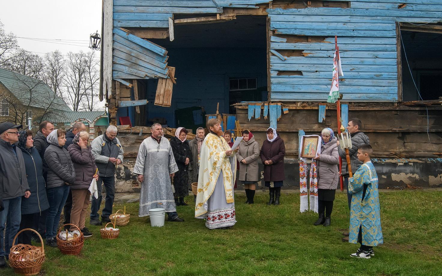 Ülestõusmispüha jumalateenistus Kiievi oblastis Peremoha külas sõjas kannatada saanud kiriku juures.