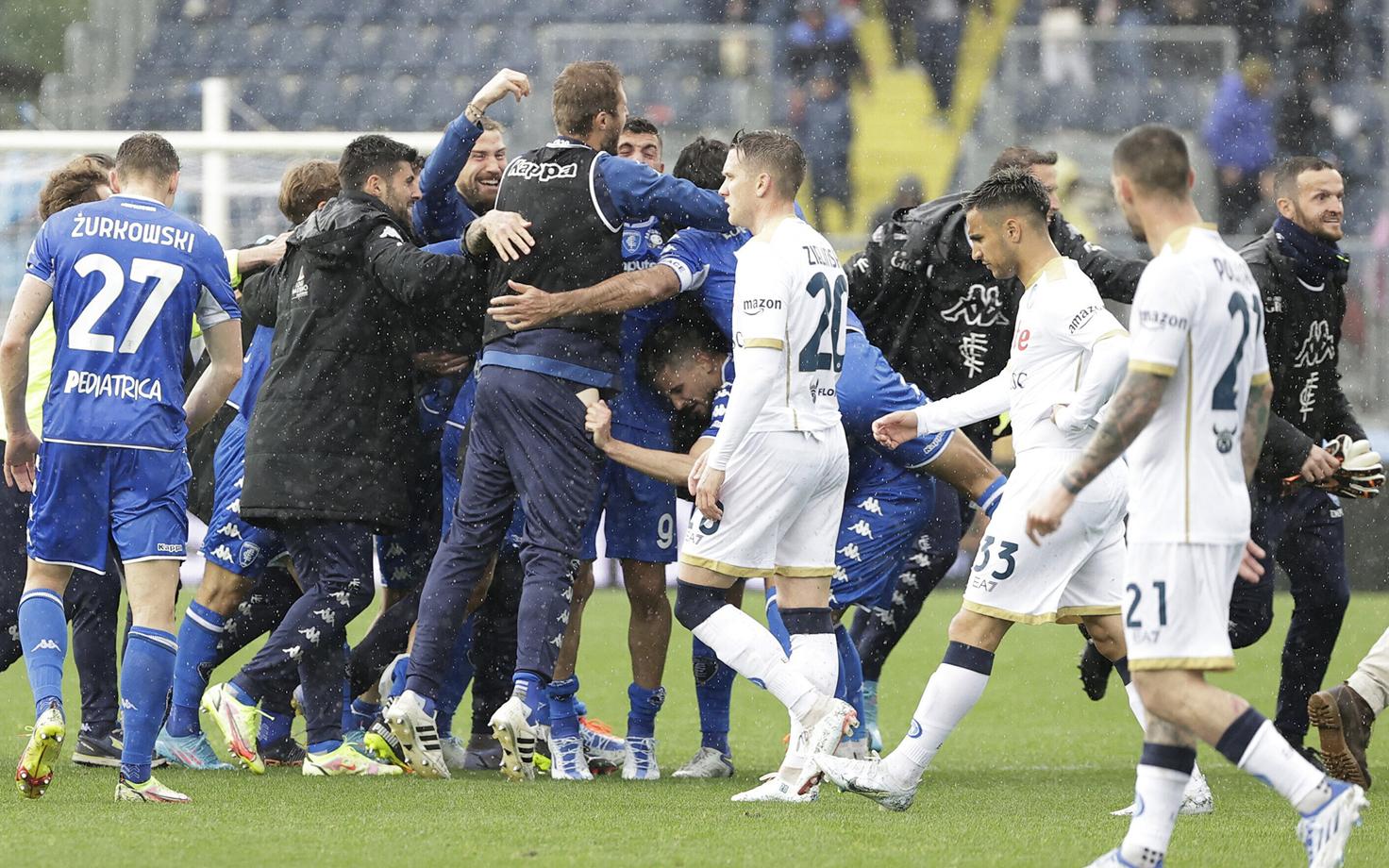 Empoli mängijad võitu tähistamas, esiplaanil löödud Napoli pallurid