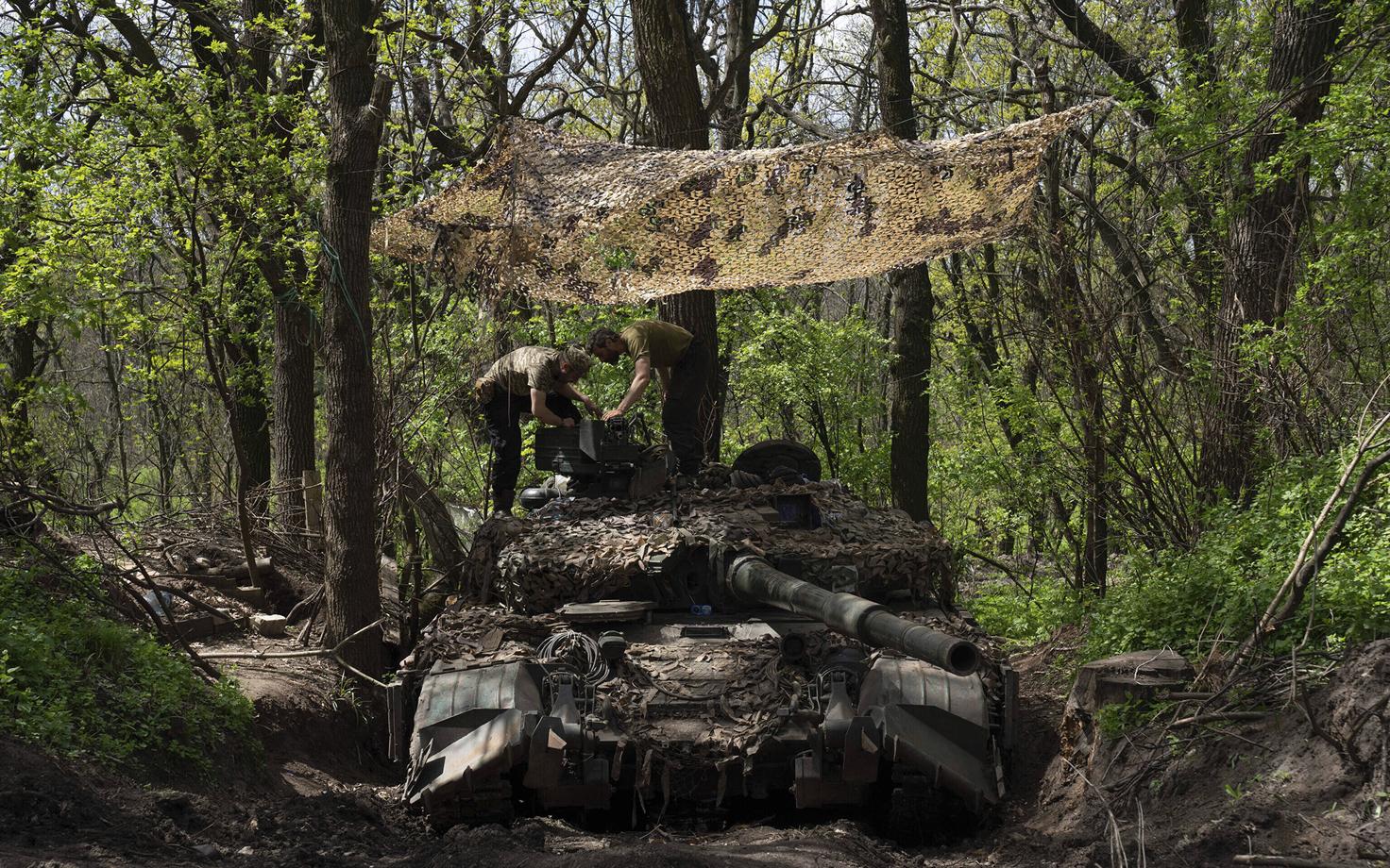 Ukraina sõjaväelased Donetski oblastis tanki parandamas.
