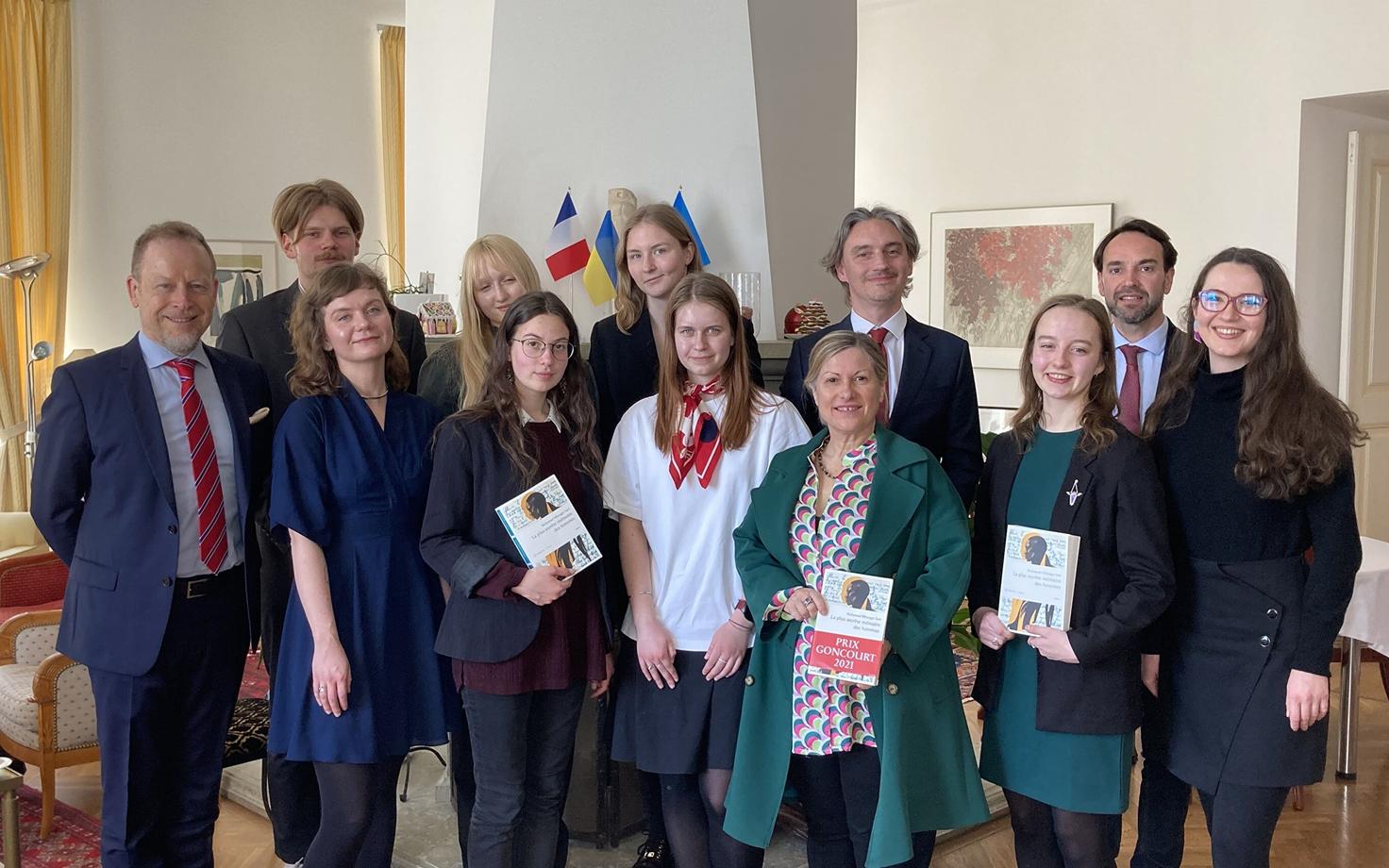 Goncourt'i Eesti valiku žürii koos Prantsuse suursaadiku Éric Lamouroux', žürii esimehe Guillaume Raboutot' ja Prantsuse Instituudi direktori Éric Bulteliga.