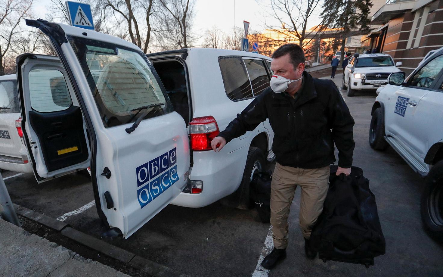 OSCE vaatlejad veebruaris Donetskist lahkumas.