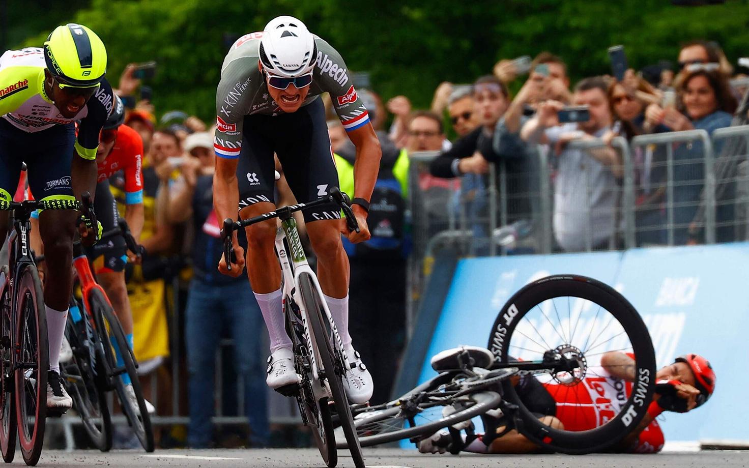 Giro d'Italia avaetapi lõpuheitlus: vasakul Biniam Girmay, keskel Mathieu van der Poel ja asfaldil Caleb Ewan