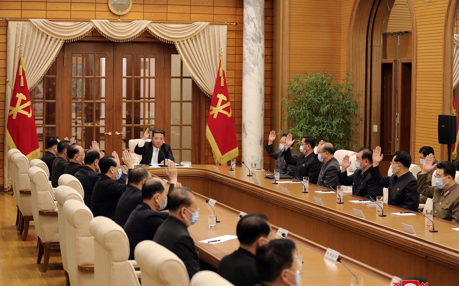 Põhja-Korea juhtkond koroonakriisi arutamas. Keskel riigi liider Kim Jong Un.