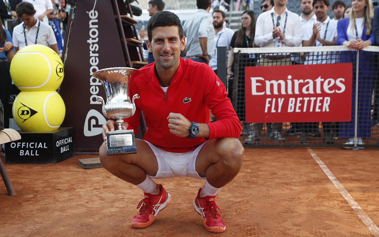 Novak Djokovic Rooma tenniseturniiri võidutrofeega