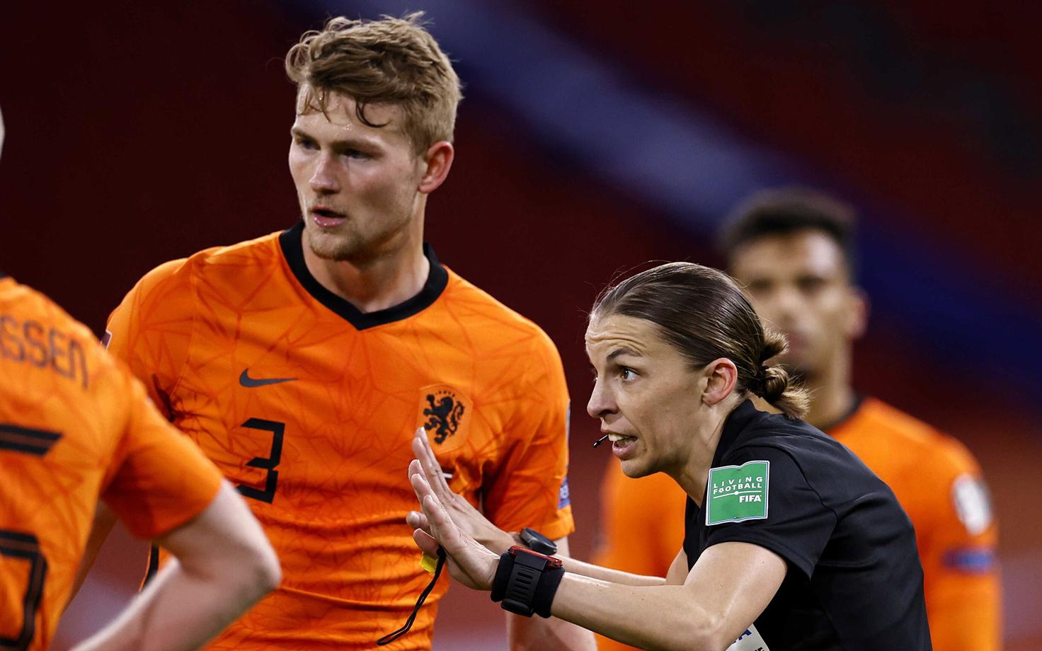 Hollandi jalgpallikoondise kaitsja Matthijs de Ligt ja prantslannast kohtunik Stephanie Frappart Holland - Läti MM-valikmängus
