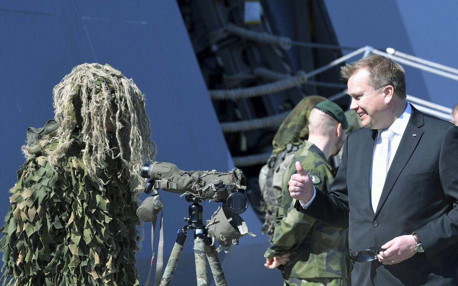 Soome kaitseminister Antti Kaikkonen Rootsi kaitseväega tutvumas