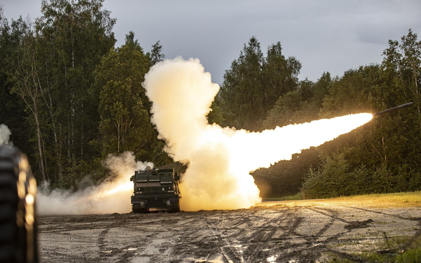 Ameeriklaste MLRS raketisüsteem Eestis õppustel