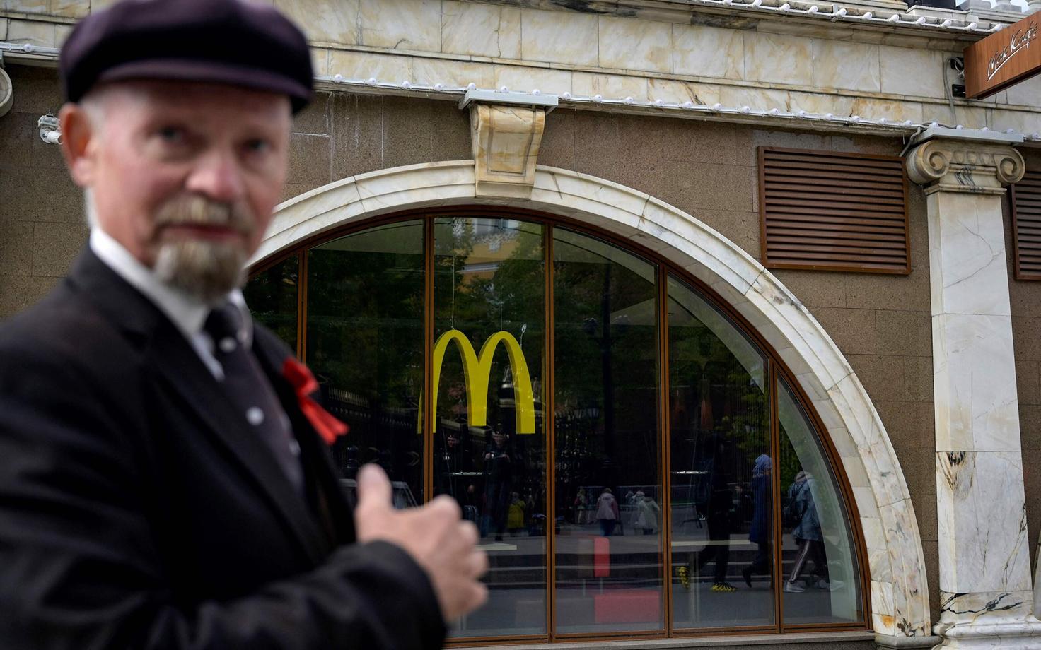 Leniniks kostümeeritud näitleja Moskvas McDonaldsi söökla ees.