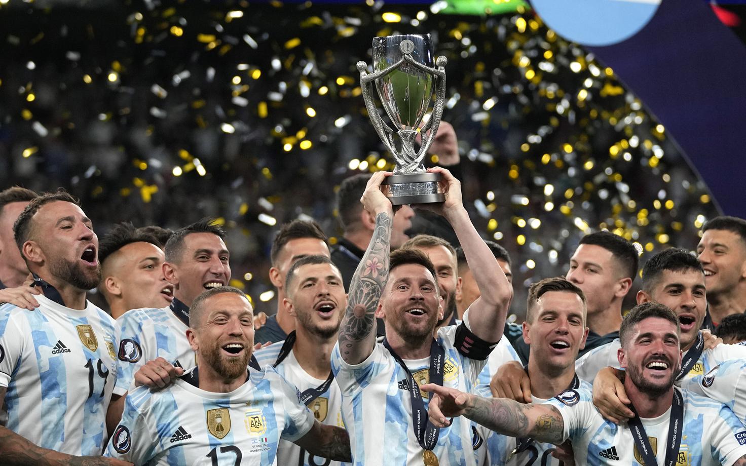 Argentina jalgpallikoondis Finalissima trofeega