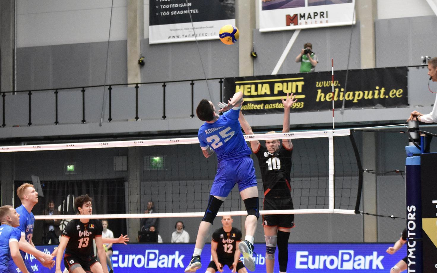 Võrkpalli Kuldliiga: Eesti – Belgia. Valentin Kordas rünnakul