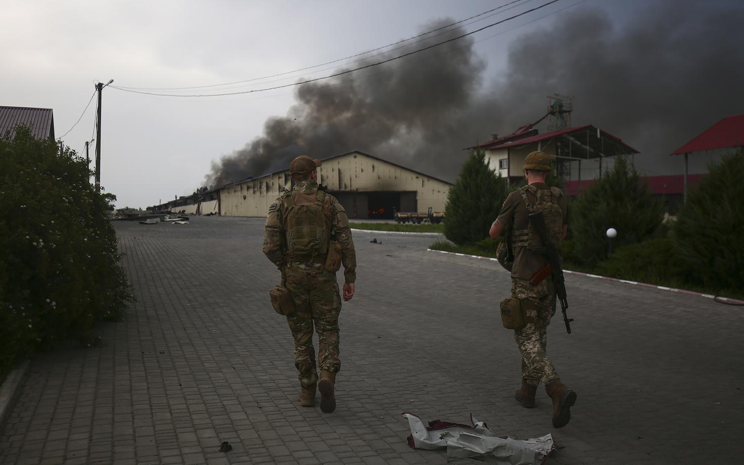Ukraina sõdurid patrullimas rindejoone lähedal Bahmuti linnas.
