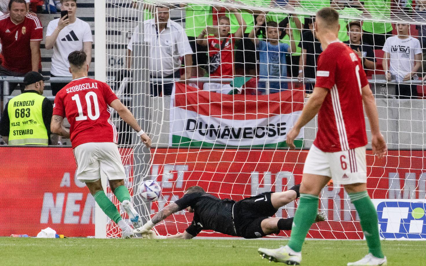 Dominik Szoboszlai penaltist väravat löömas
