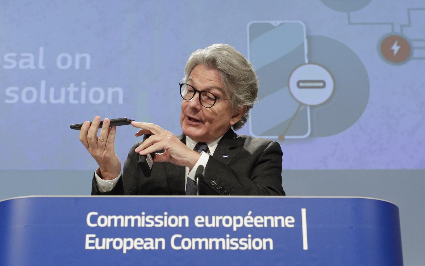 Euroopa Komisjoni liige Thierry Breton tutvustamas pressikonverentsil USB-C standardit