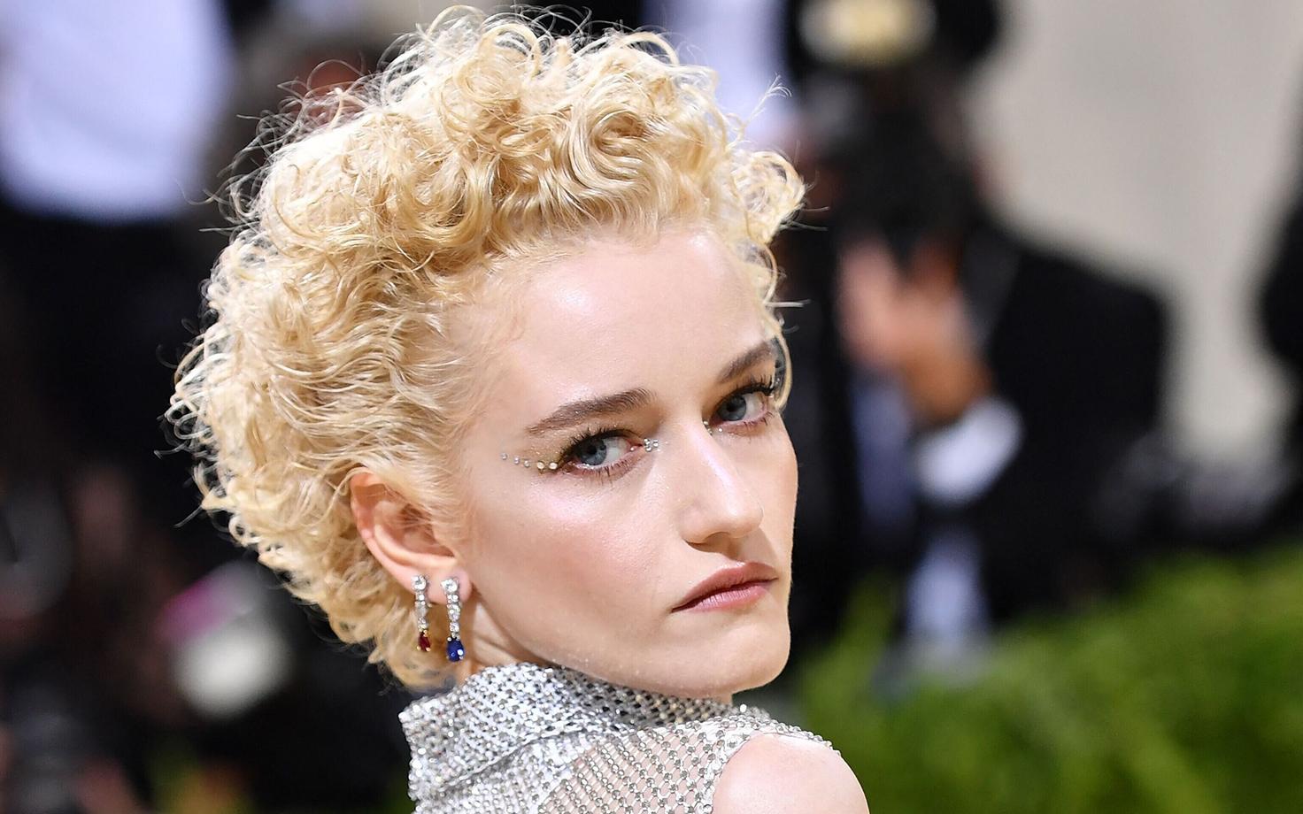 Julia Garner Met Galal.