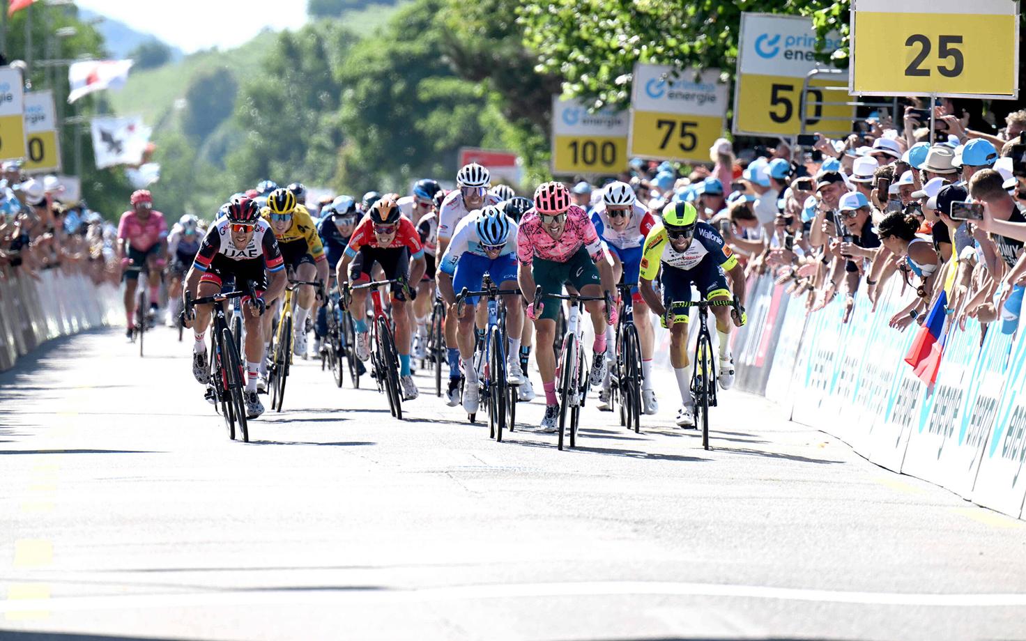 Peagrupp Šveitsi velotuuri teise etapi lõpuheitluses, Alberto Bettiol keskel roosas