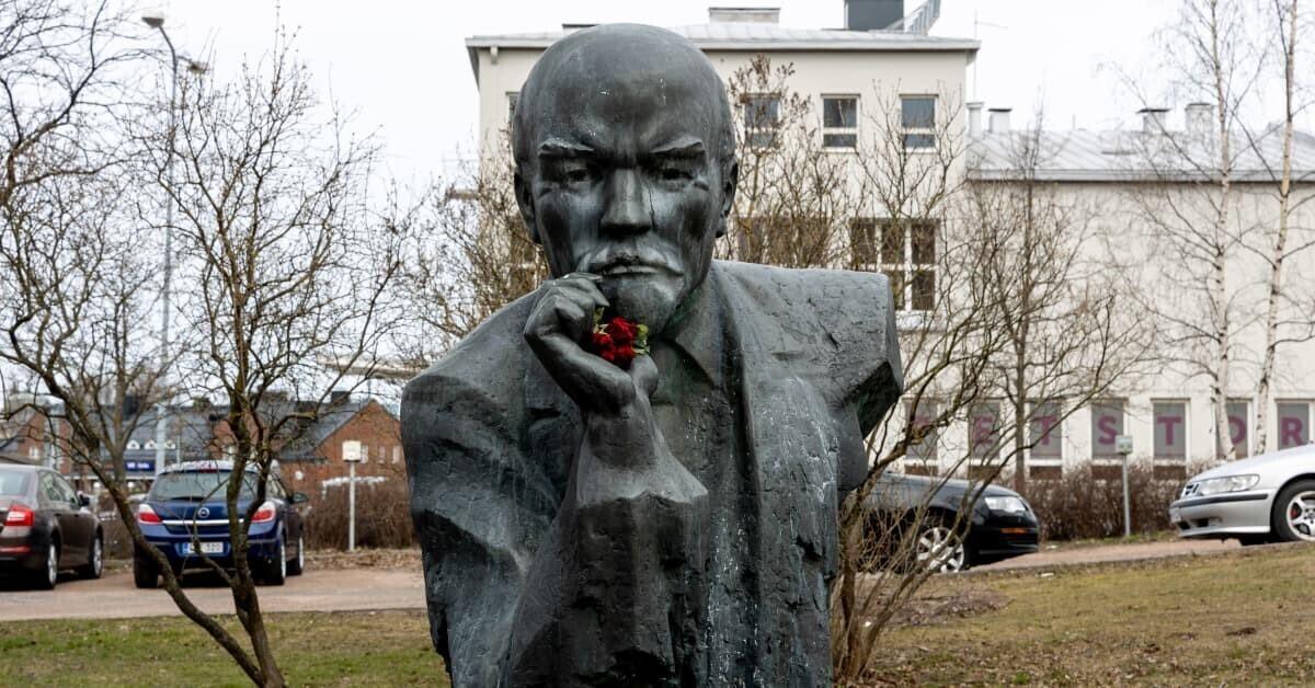 Расположенный в финском городе Котка памятник Ленину.
