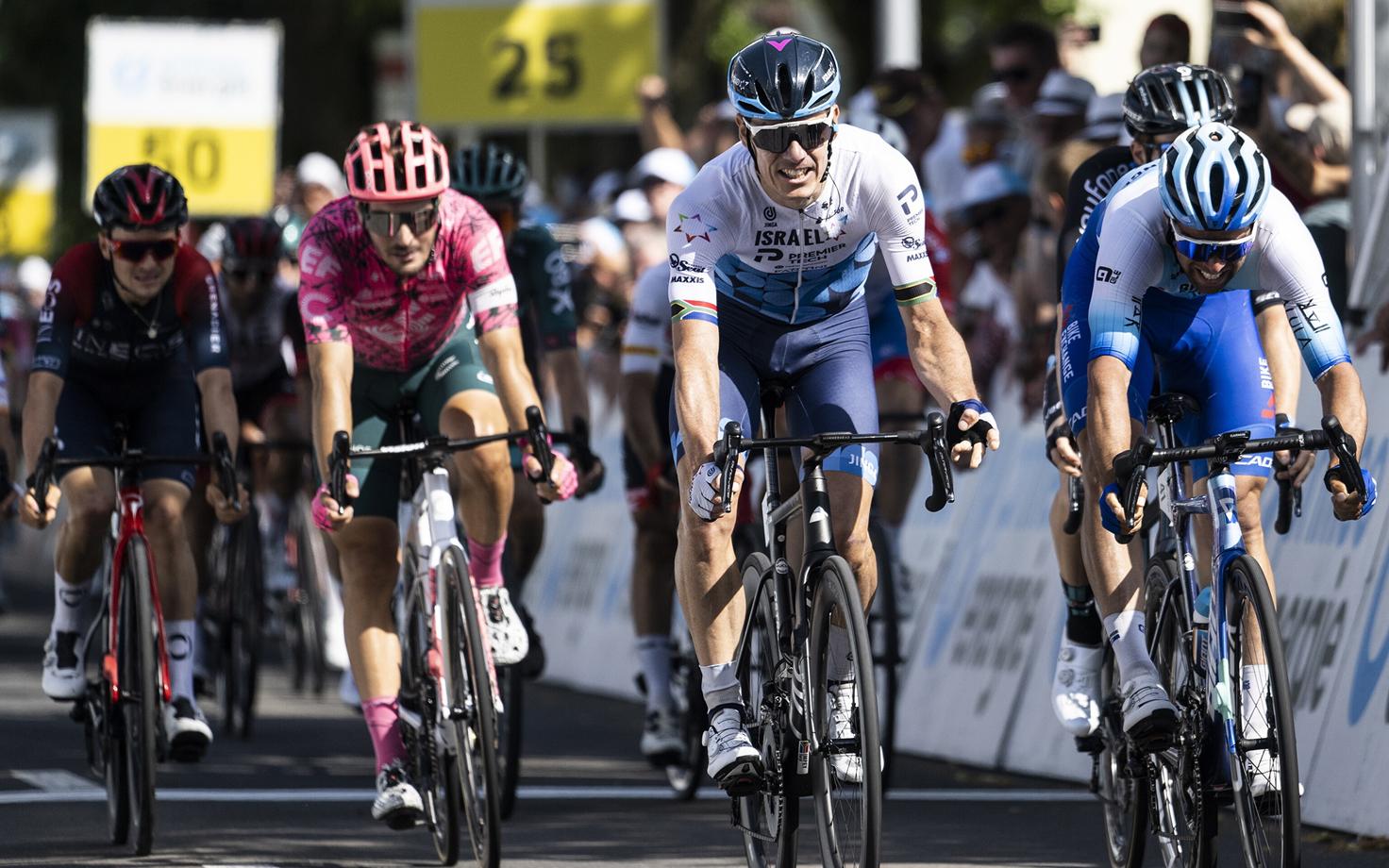Daryl Impey (keskel)
