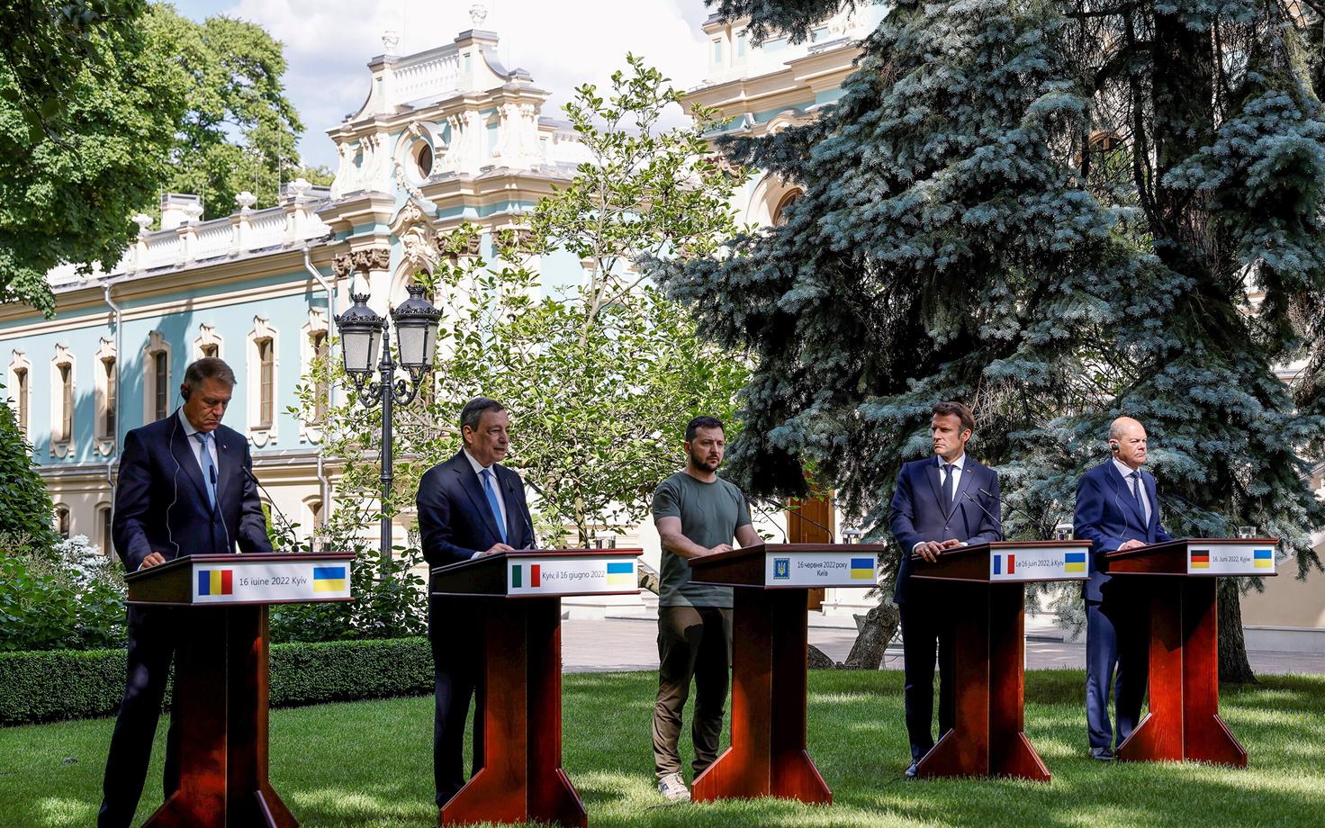 Vasakult paremale Rumeenia president Klaus Iohannis, Itaalia peaminister Mario Draghi, Ukraina president Volodõmõr Zelenski, Prantsusmaa president Emmanuel Macron ja Saksamaa kantsler Olaf Scholz ühisel pressikonverentsil Kiievis