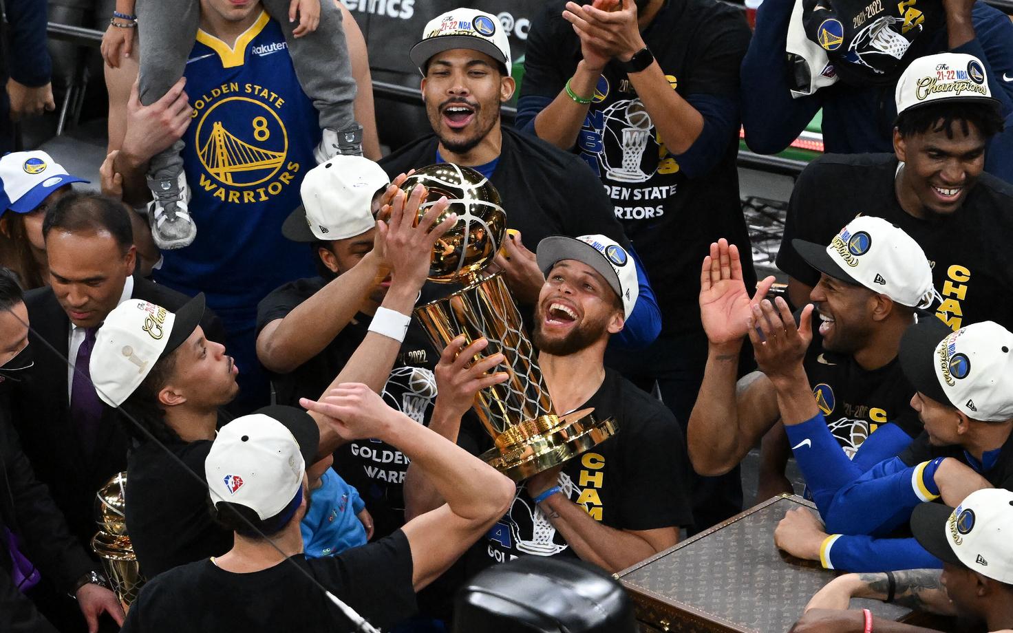 Stephen Curry koos NBA meistrikarikaga