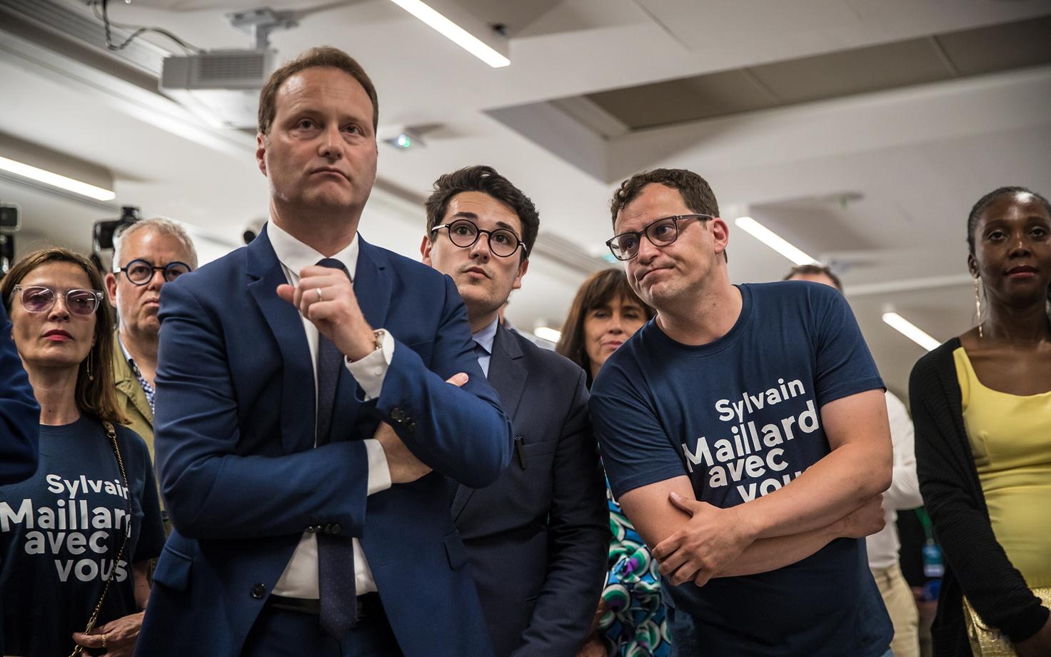 Ensemble'i liige toetajatega valimistulemusi ootamas.