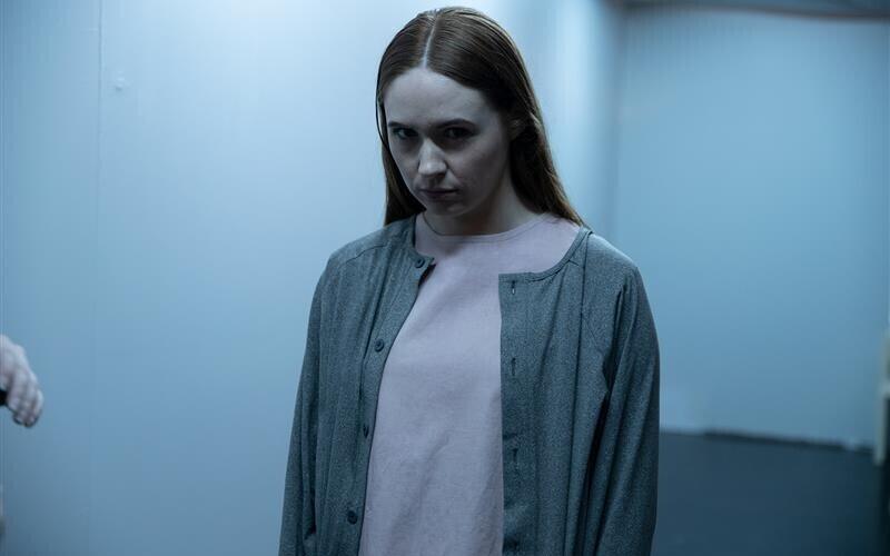 Karen Gillan on kaksikrolli silmapaistvalt hea valik, kuna suudab mängida välja nii surmtõsised ja tahtlikult tuimestatud moega osad, kanda endas küllaga pinna all aimatavat haavatavust, ent leida üles ka külmaverelise enesekindluse.