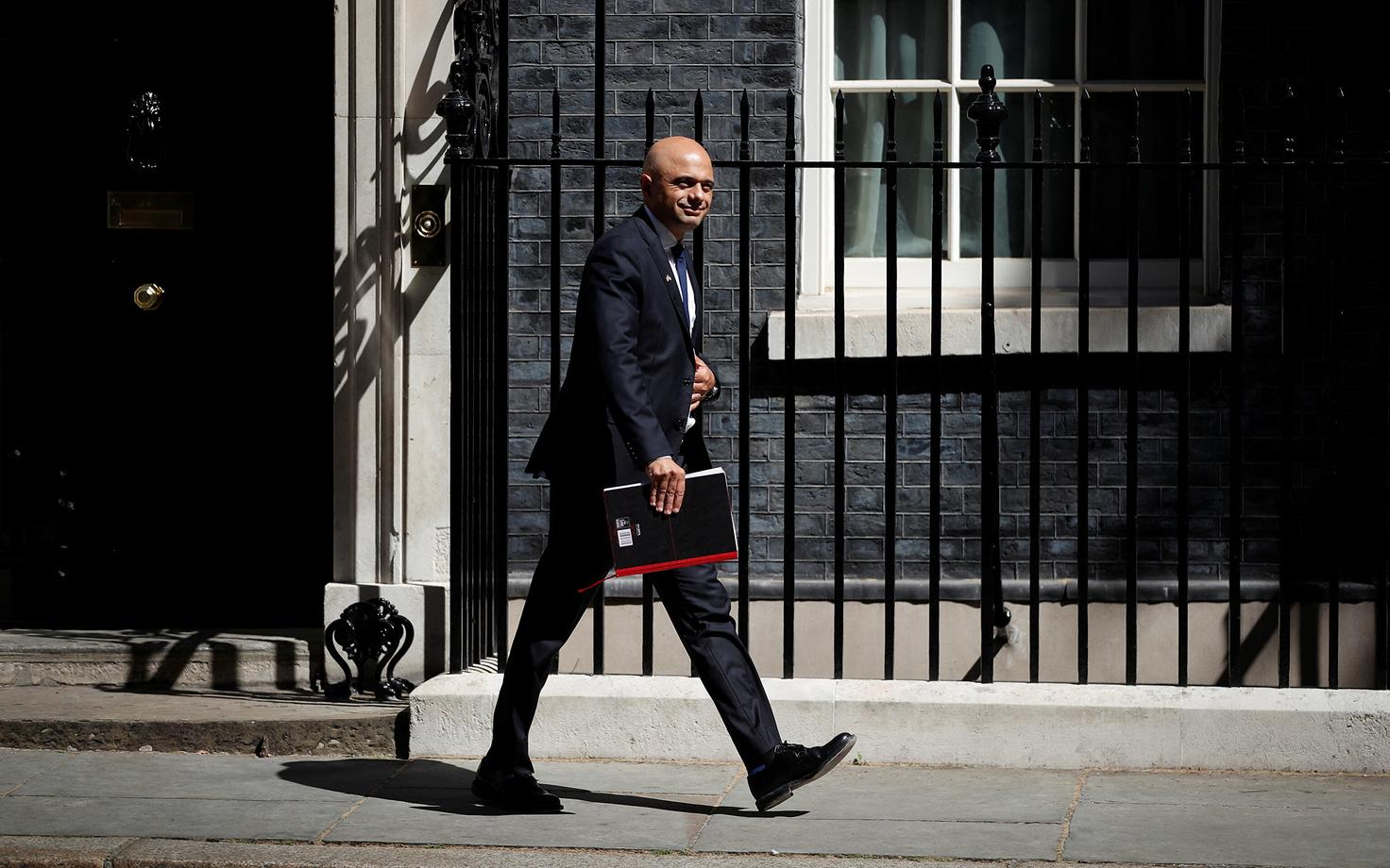 Briti terviseminister Sajid Javid lahkumas Briti kabinetinõupidamiselt