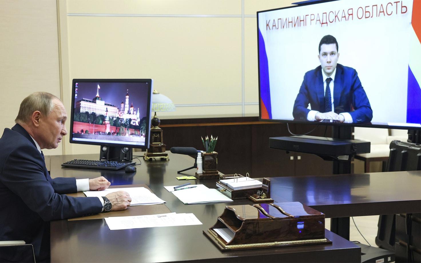 Президент РФ Владимир Путин разговаривает по видеосвязи с губернатором Калининградской области Антоном Алихановым.