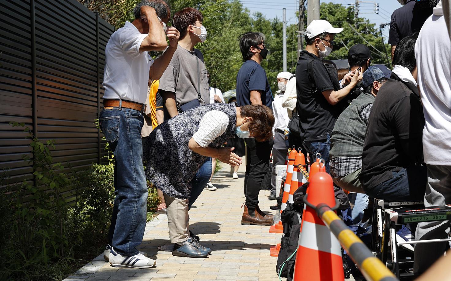 Tokyo elanikud mälestamas tapetud endist peaministrit