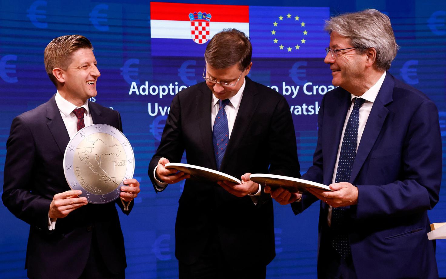 Vasakult paremale Horvaatia rahandusminister Marko Primorac, Euroopa Komisjoni asepresident Valdis Dombrovskis ja Euroopa Komisjoni majandusvolinik Paolo Gentiloni