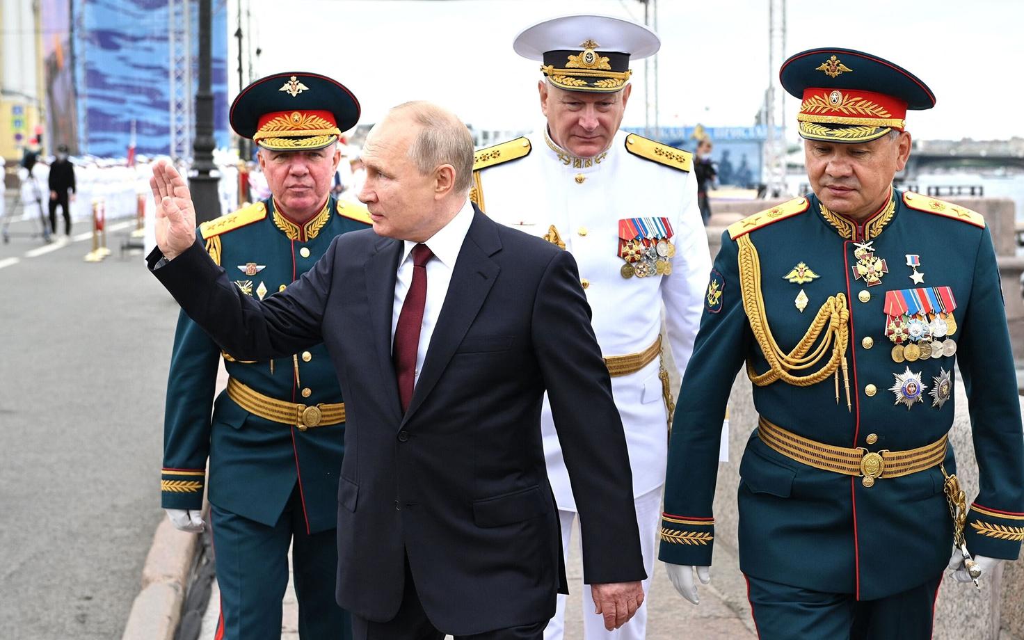 Eesreas Venemaa president Vladimir Putin ja kaitseminister Sergei Šoigu ning nende taga kindralpolkovnik Aleksander Žuravlev ning admiral Nikolai Jevmenov