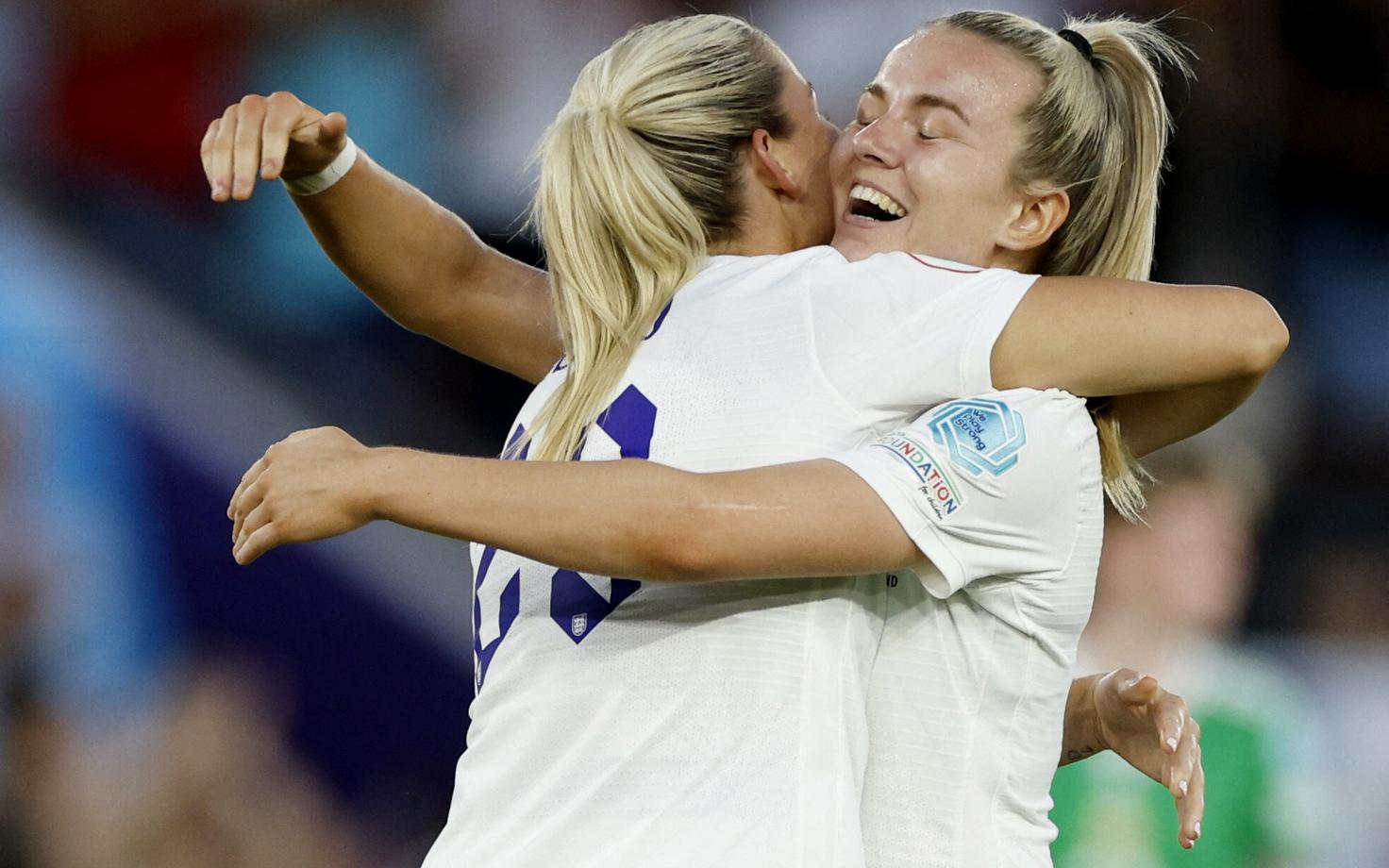 Alessia Russo ja Lauren Hemp väravat tähistamas