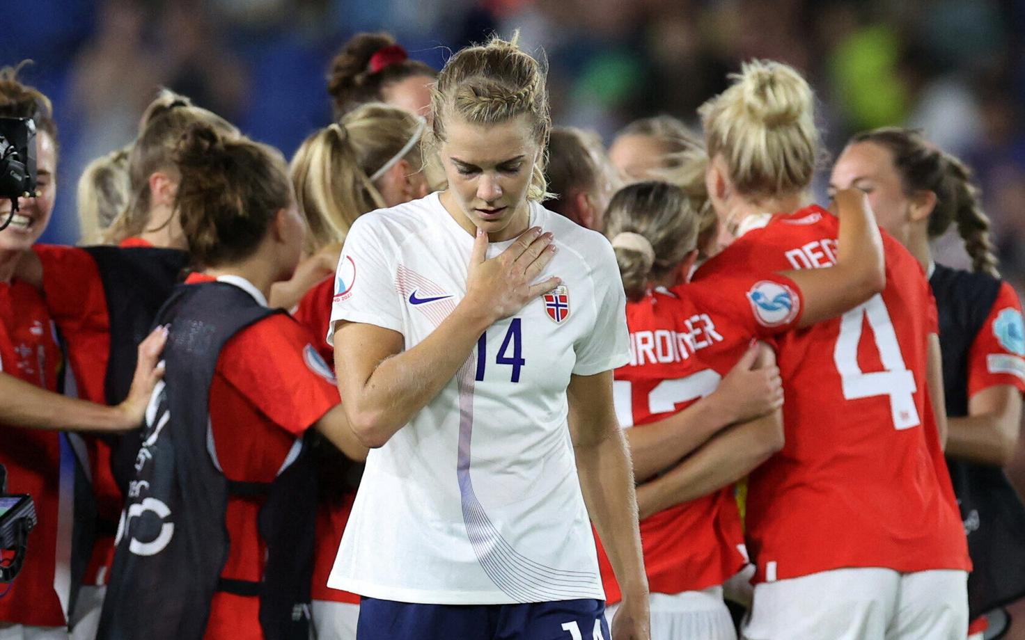 Ada Hegerberg juubeldava Austria naiskonna taustal