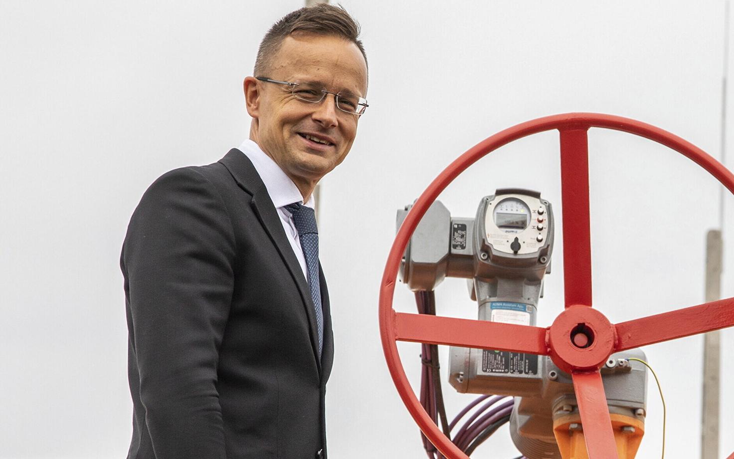 Ungari välisminister Peter Szijjarton Ungari ja Serbia vahel asuva gaasiühendustoru avamistseremoonial 2021. aasta sügisel