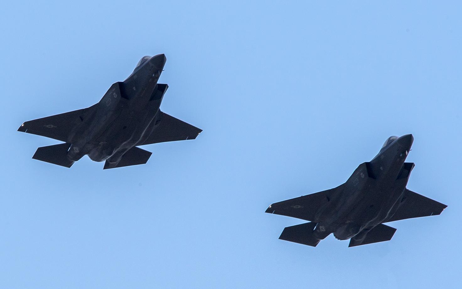 Два истребителя F-35.