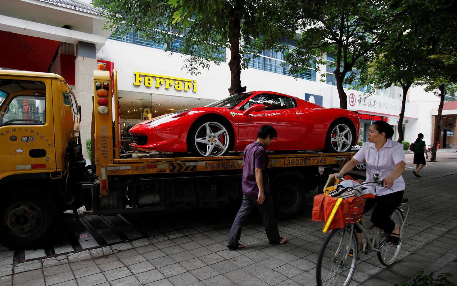 Ferrari 458, на таком же автомобиле ездит чешская полиция.