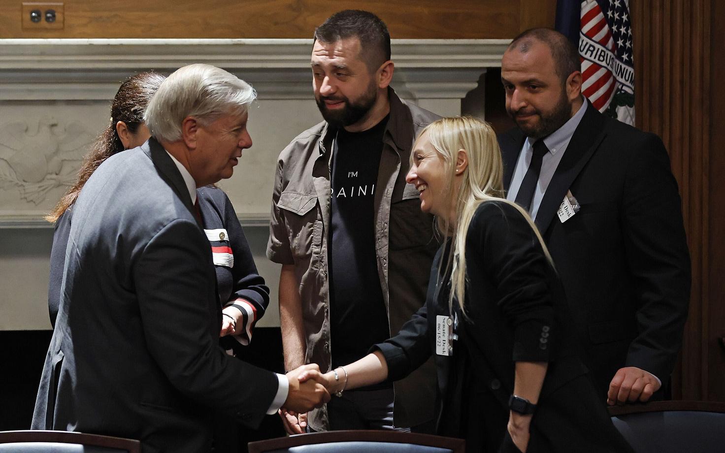 Andri Kostin (taga keskel) Ukraina ülemraada delegatsiooni koosseisus USA kongressi liikmetega kohtumas.