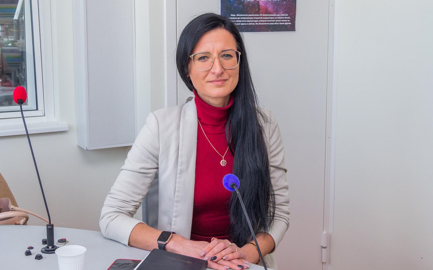 Юлианна Юрченко готова провести экскурсию для Катри Райк.