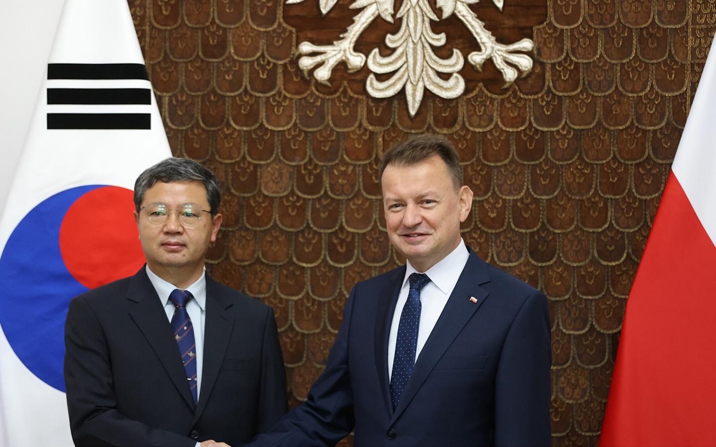 Vasakul Lõuna-Korea kaitseminisater Dongjoon Yoo ja paremal Poola kaitseminister Mariusz Blaszczak