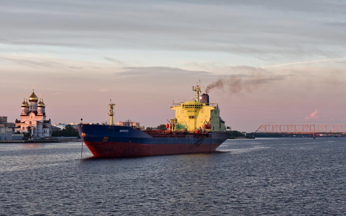 Нефтяной танкер в Архангельске.