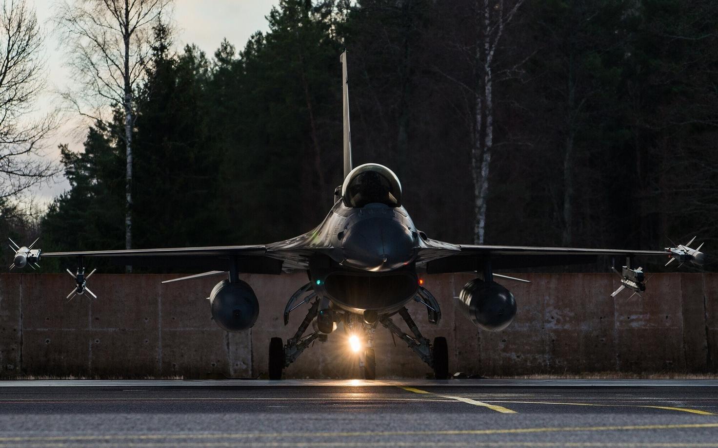 Belgia õhujõudude hävitaja F-16 Ämaris.