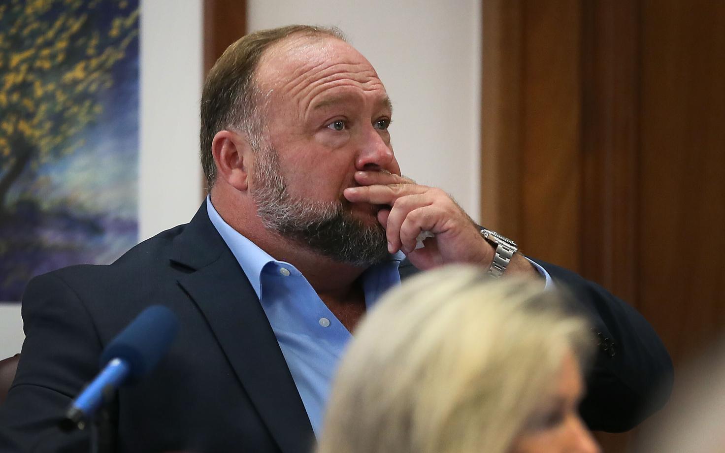 Vandenõuteoreetik Alex Jones kohtu all