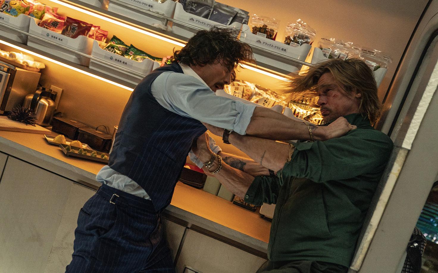 Aaron Taylor-Johnson ja Brad Pitt (paremal) filmis