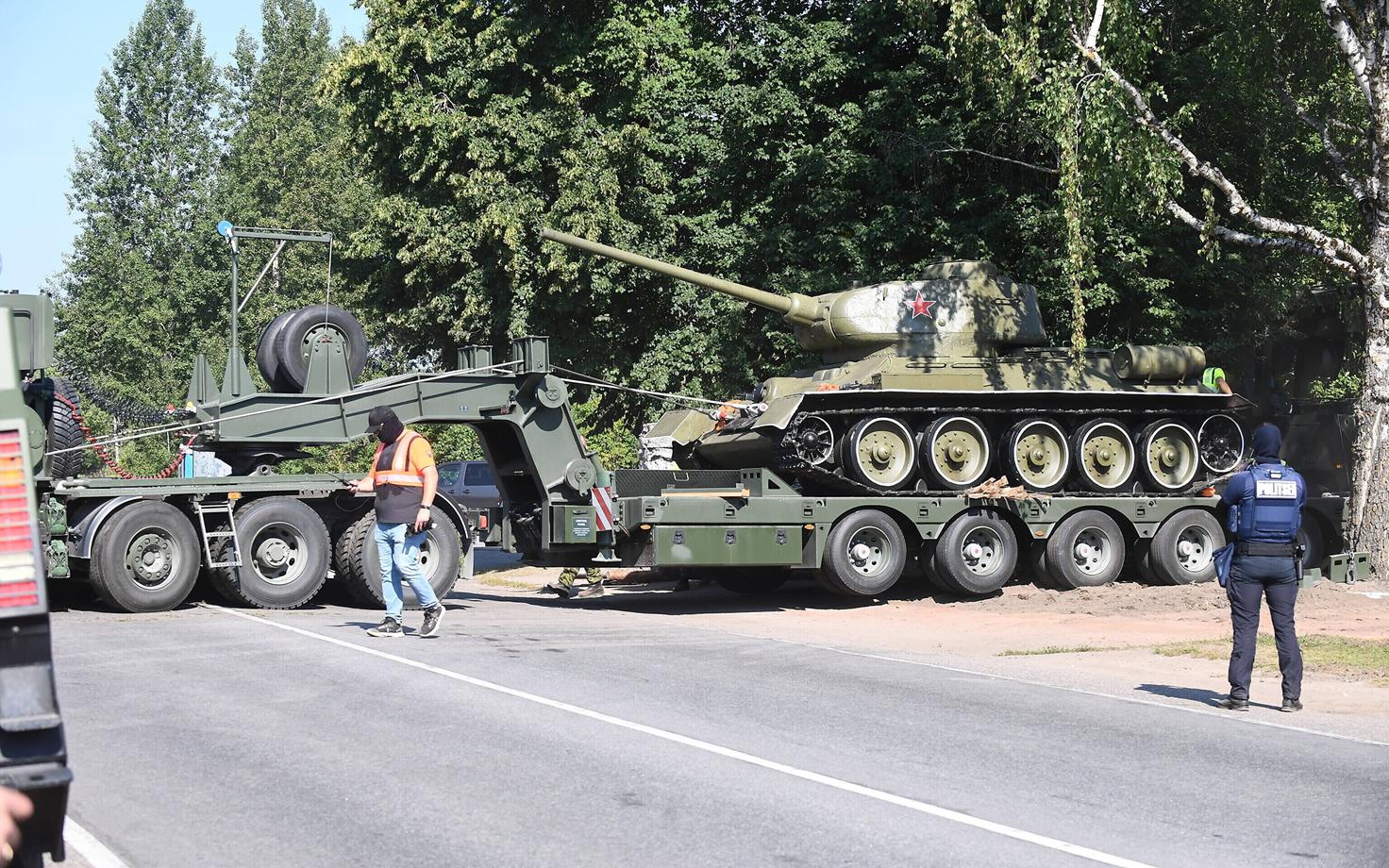 Демонтаж памятника-танка.