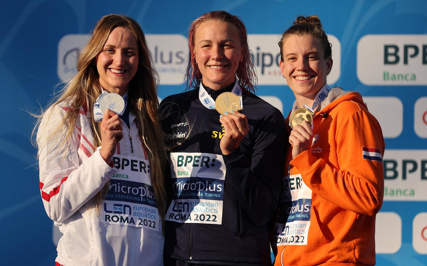 Sarah Sjöström keskel