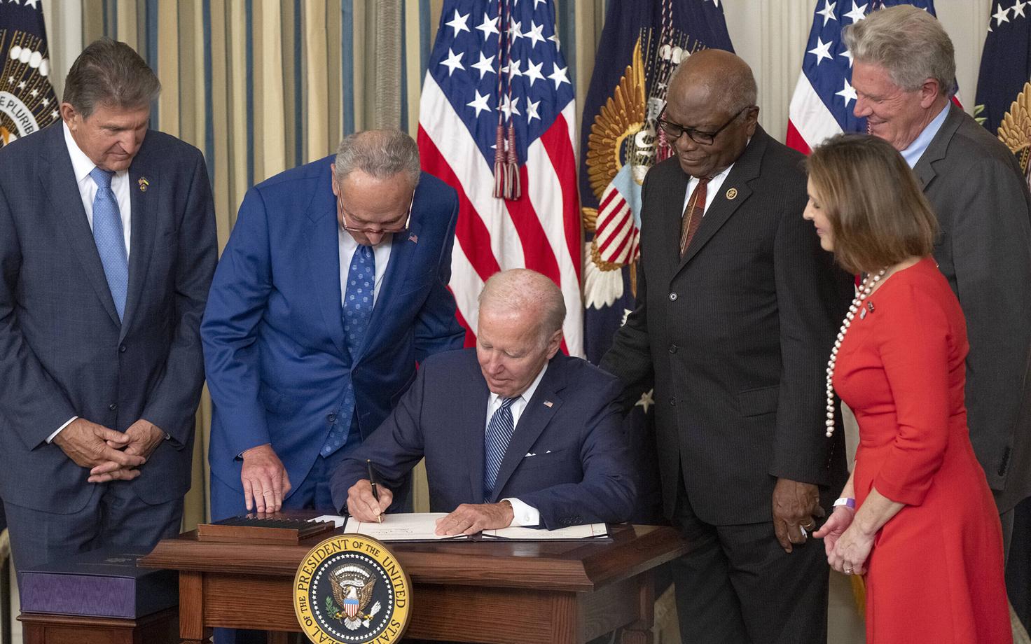 USA president Joe Biden allkirjastamas kliimamuutuste vastu võitlemise meetmeid sisaldavat eelnõud, vasakul osaleb tseremoonial demokraadist senaator Joe Manchin.