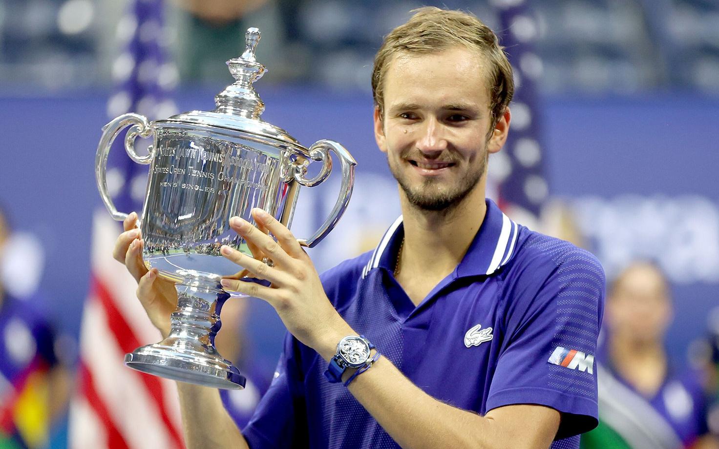 Daniil Medvedev 2021. aasta US Openi võidutrofeega