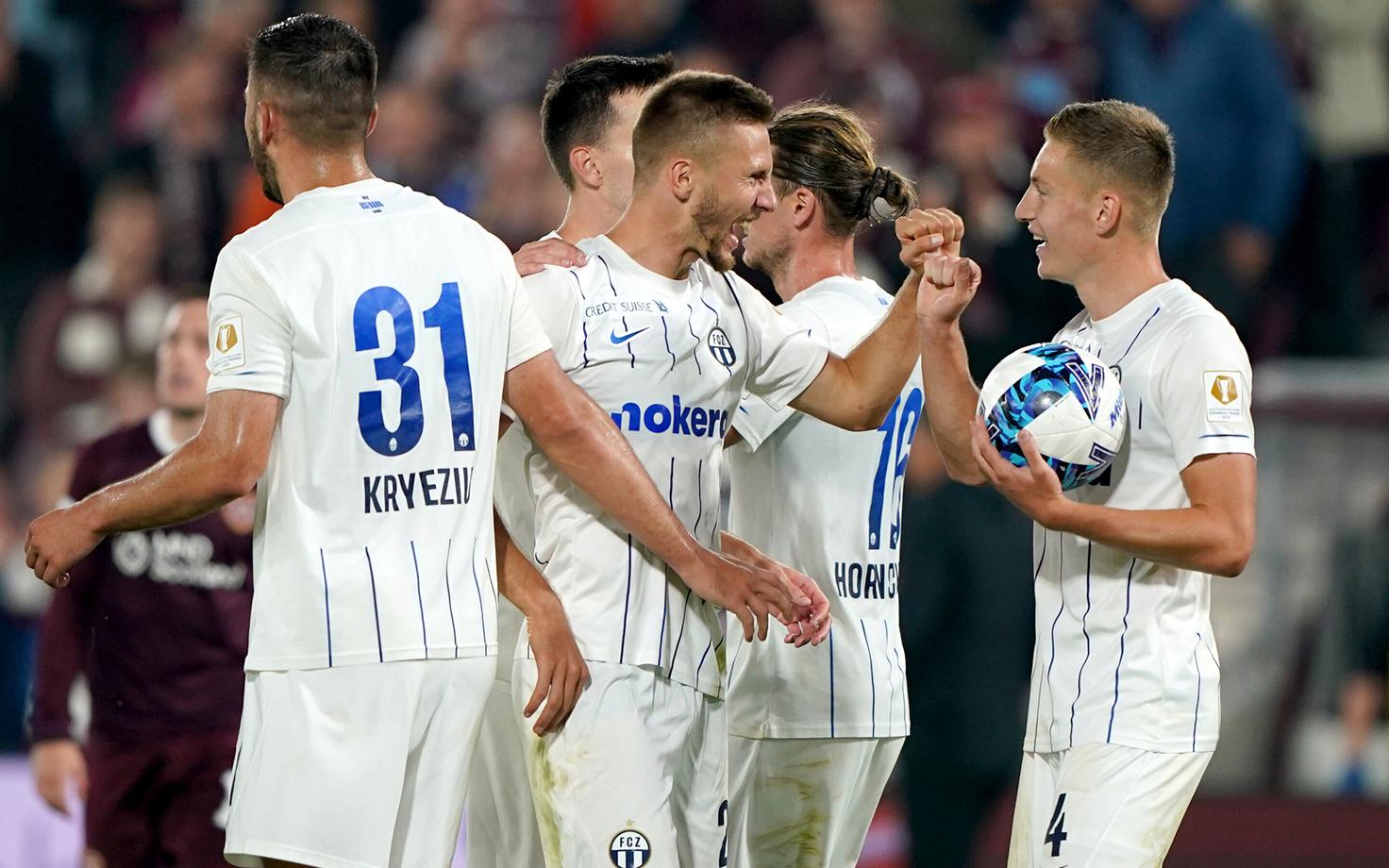 Karol Mets koos meeskonnakaaslastega rõõmustamas.