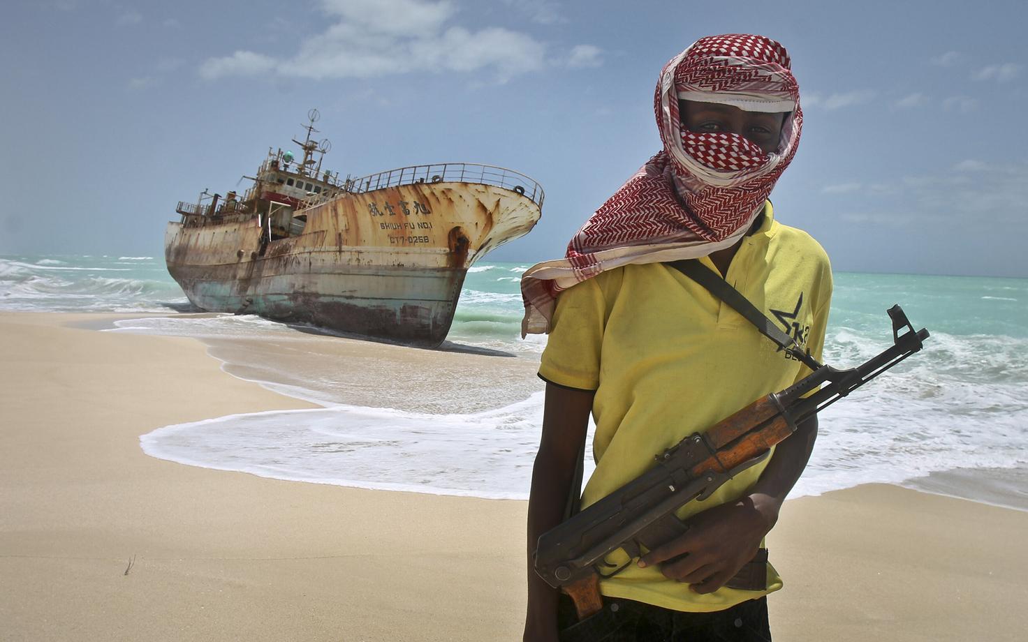 Somaalia piraat rannikule maabunud Taiwani kalalaeva taustal
