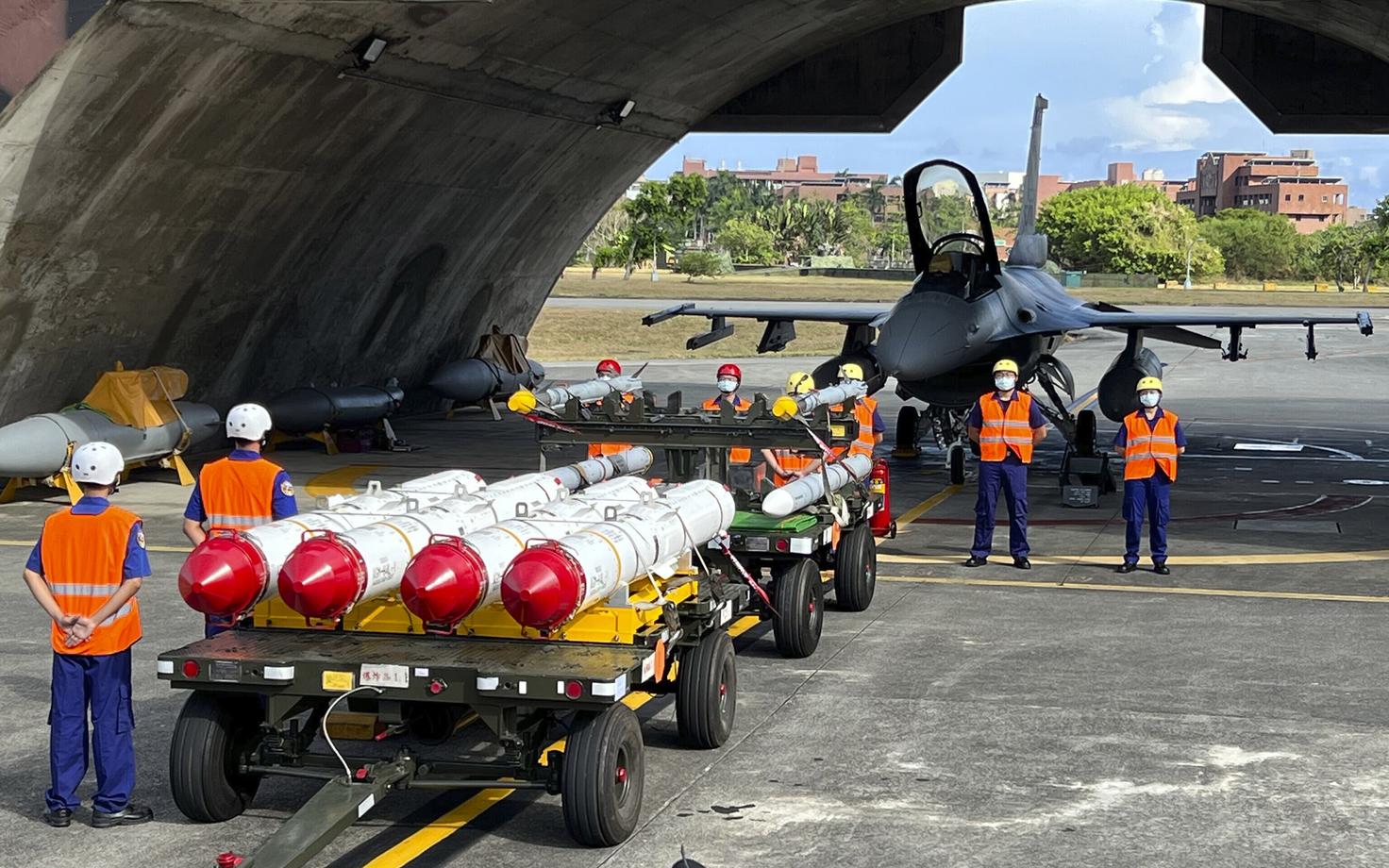 Taiwani sõjaväe tehnikud laevavastaste rakettide Harpoon kõrval, taustal F16V hävituslennuk
